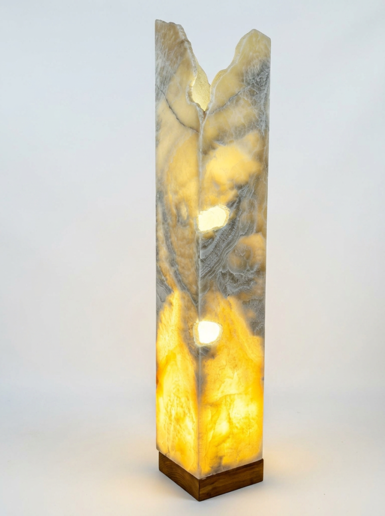 Designerska lampa z kamienia onyksowego i drewna teakowego – naturalne materiały w eleganckim wydaniu