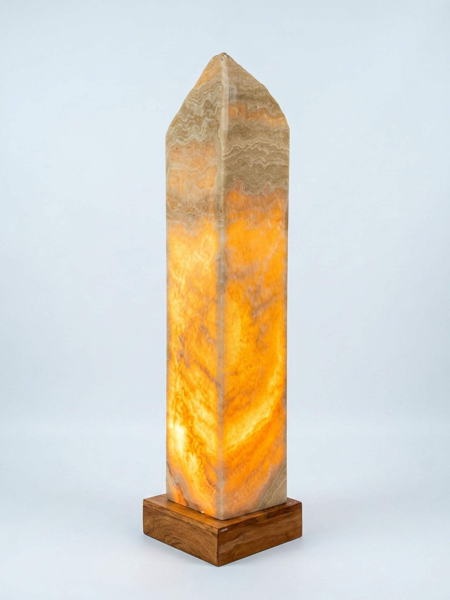Lampa z naturalnego kamienia onyksowego i litego drewna teakowego – wyjątkowy design