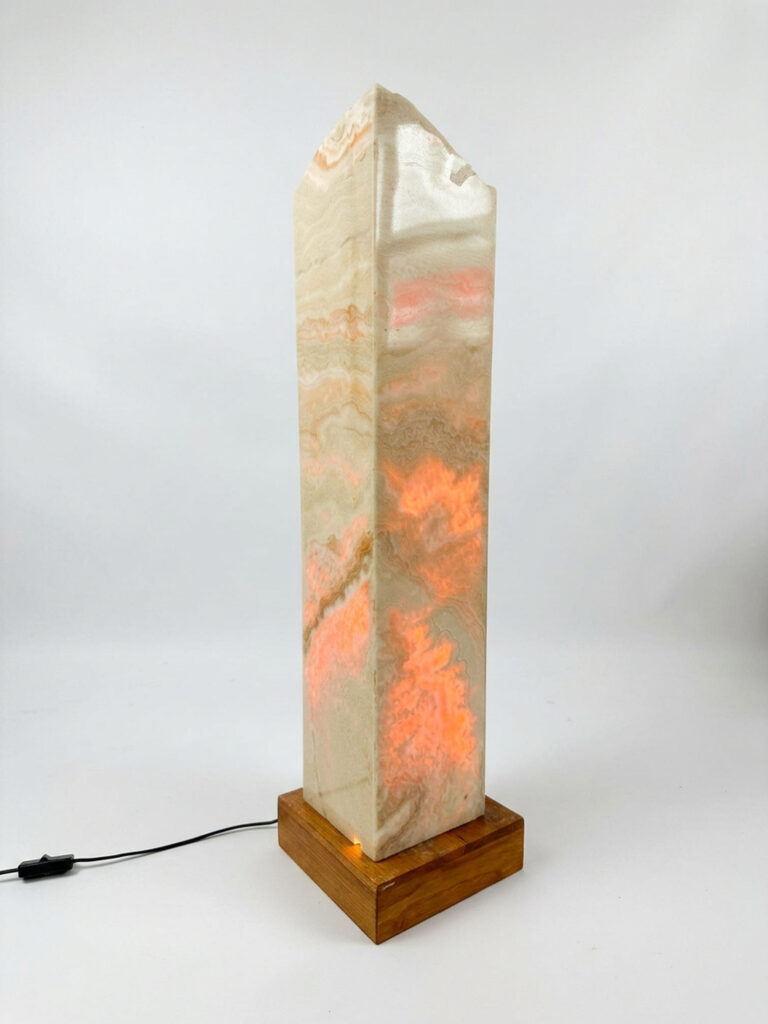 Ekskluzywna lampa z onyksu i drewna teakowego – designerskie oświetlenie do luksusowych wnętrz