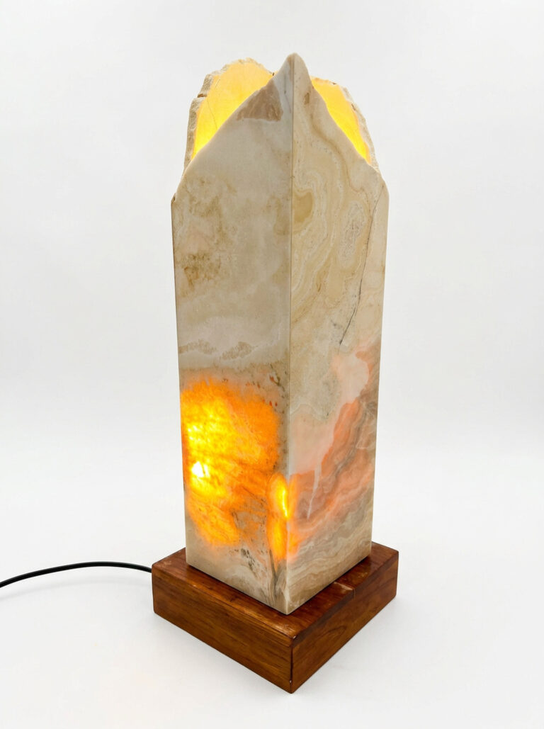 Designerska lampa nocna z onyksu i drewna teakowego – ciepłe światło i naturalna forma